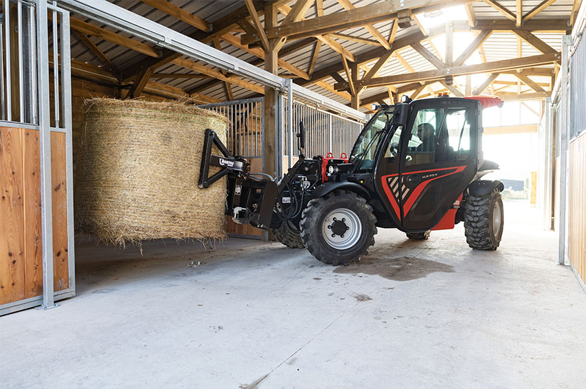 Manitou ULM415 är Manitous ultrakompakta teleskoplastare som endast är 1,49 meter bred och 1,92 meter hög. Trots de minst sagt blygsamma yttermåtten så lyfter den hela 4,3 meter högt med en max lyftvikt på smått fantastiska 1500kg. Maskinen väger dessutom under tre ton, vilket innebär att du kan få dra på en maskintrailer bakom en pickup.