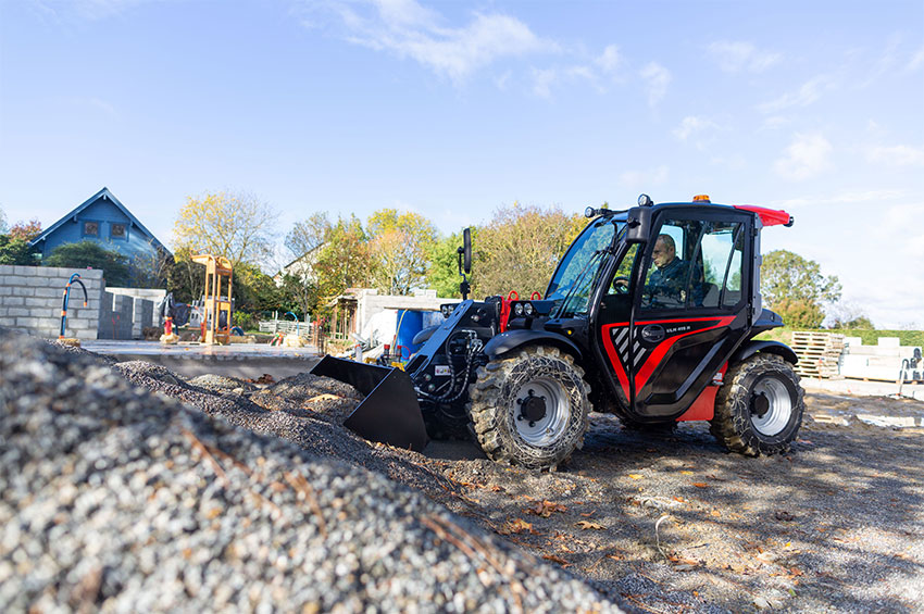 Minst bland teleskoplastarna är Manitou ULM 415 H där ULM står för ”ultra light Manitou” och den gör verkligen skäl för namnet. Maskinen som endast väger 2700kg kan dras efter en pickup, men lyfter ändå hela 4,3 meter högt och maximalt 1500kg!