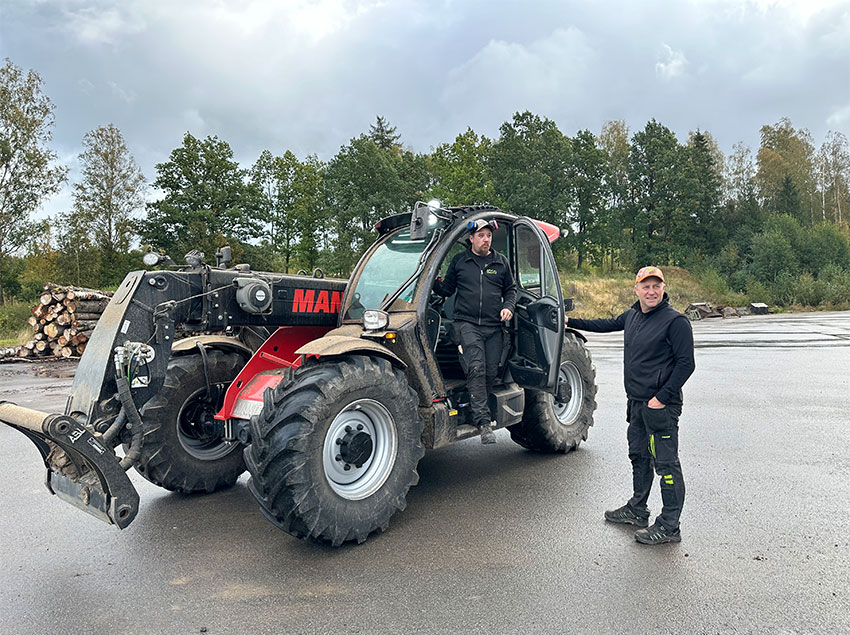 Gården fick sin nya Manitou i våras och den har redan gått 450h. Calle Indebetou uppskattar att maskinen går ungefär 1000h/år vilket gör det till gårdens överlägset mest använda maskin. Här Är det Joakim som arbetar som anställd på gården som sitter i maskinen.