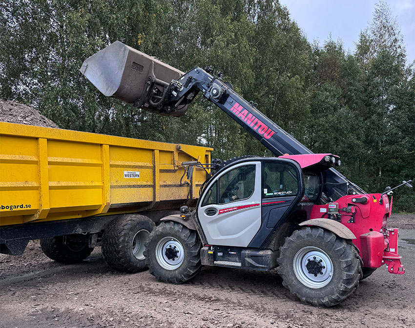 Huvudsysslan på Munkebo Gård är kycklinguppfödning, vilket innebär att de tömmar och minutiöst rengör stallarna åtta gånger per år. Här är det en förutsättning med en lågbyggd maskin för att komma in och komma åt. Maskinens räckvidd är dock en tillgång även utanför stallarna. Manitou MLT 841-145PS +Elite lyfter hela 4,1 ton och klarar åtta meter på höjden.