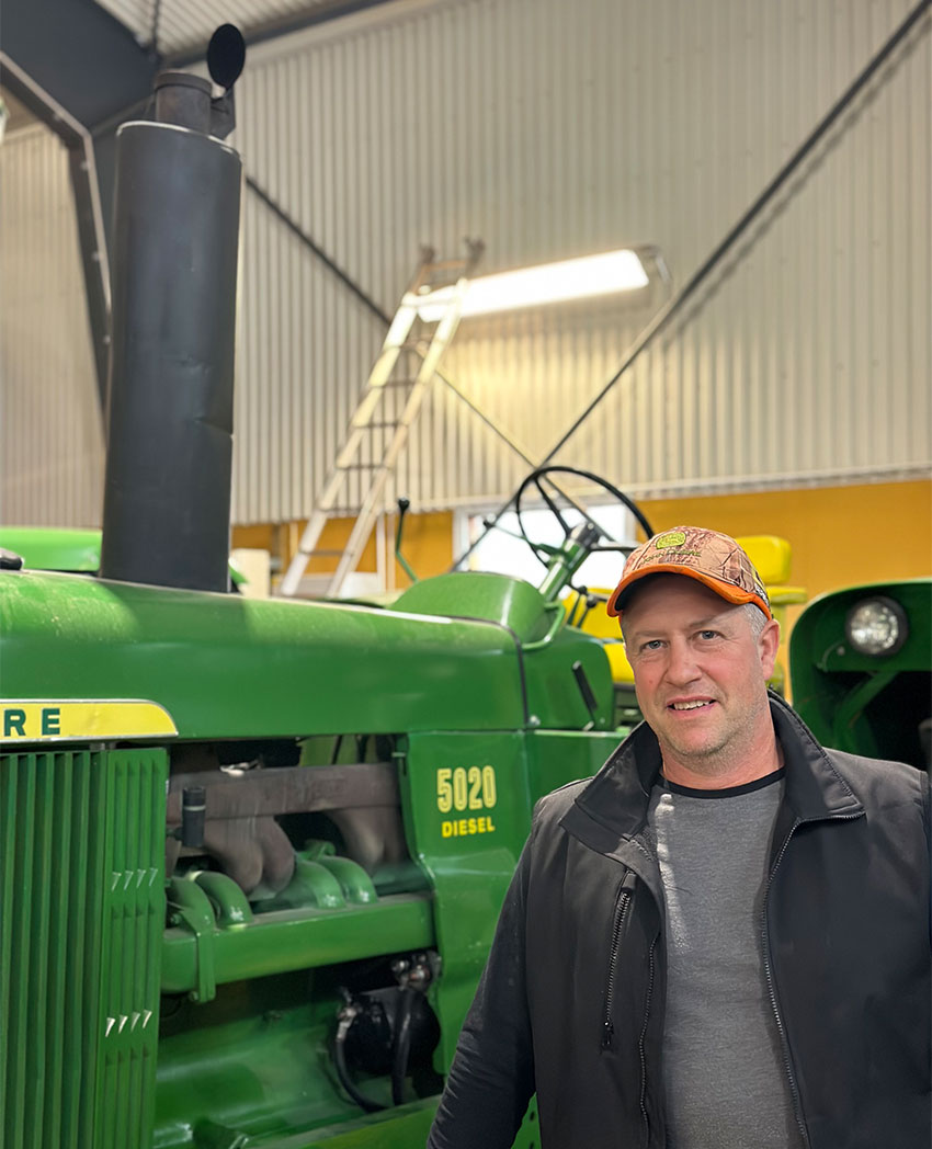 Calle Indebetous maskinpark innehåller inte bara rationella val. Här står han vid sin John Deere 5020 från 1966 som är i perfekt skick. I samlingen av veterantraktorer finns ytterligare tre ”gröna”.