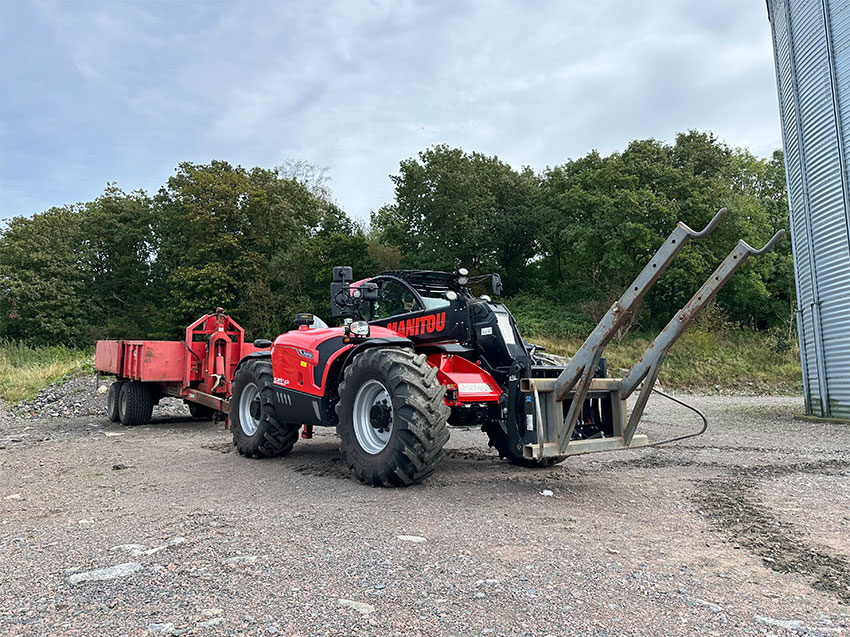 Storsäckslyft där fram och en vagn på hitchkroken baktill. Manitou MLT 741-140 V+ är både stark i hydrauliken och på drivhjulen. Max dragvikt är hela 17 ton, och den lyfter 4,1 ton med en räckvidd på sju meter.