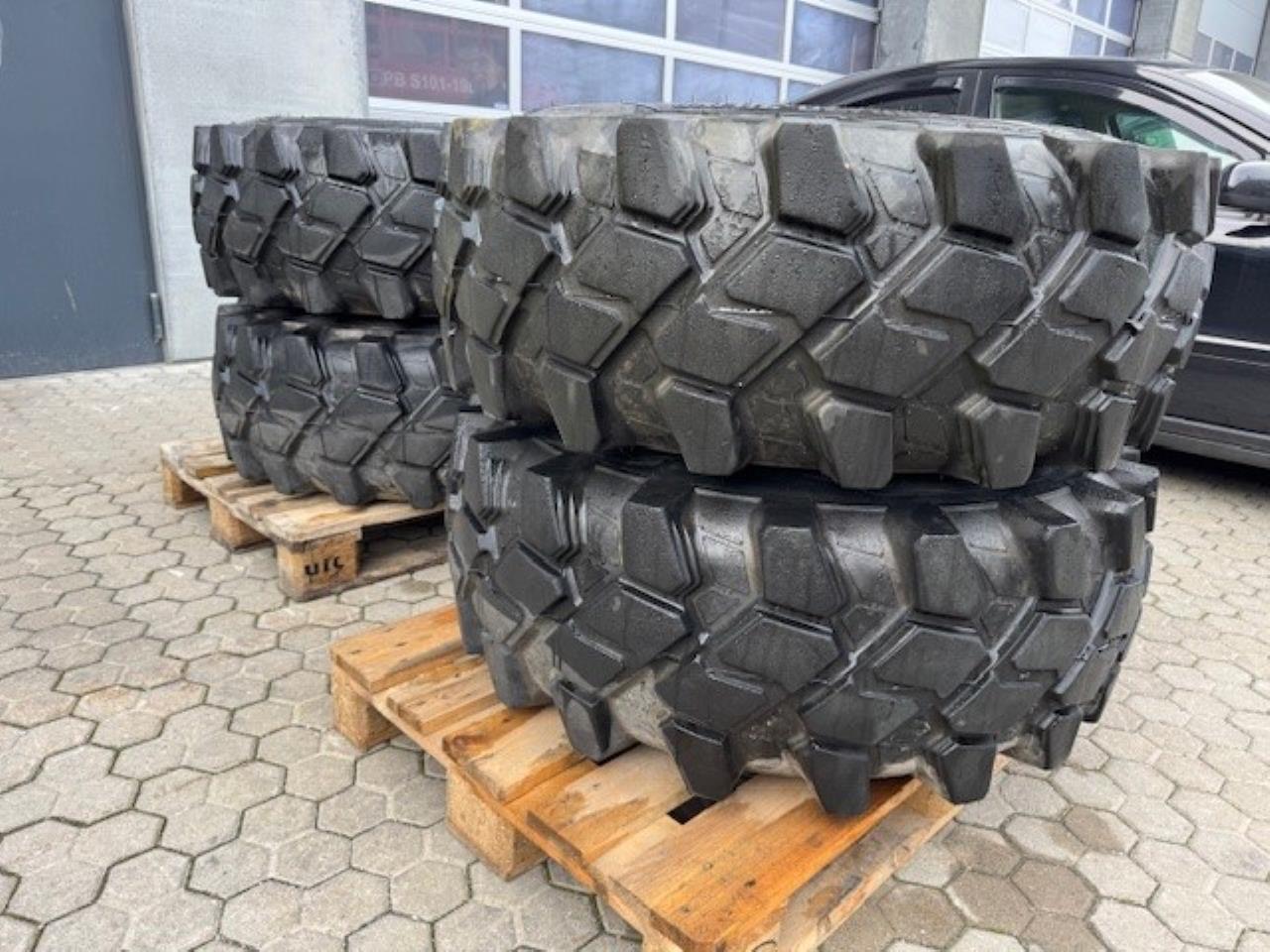  4 stk. Däck m. fälg 400/70-20 Camso